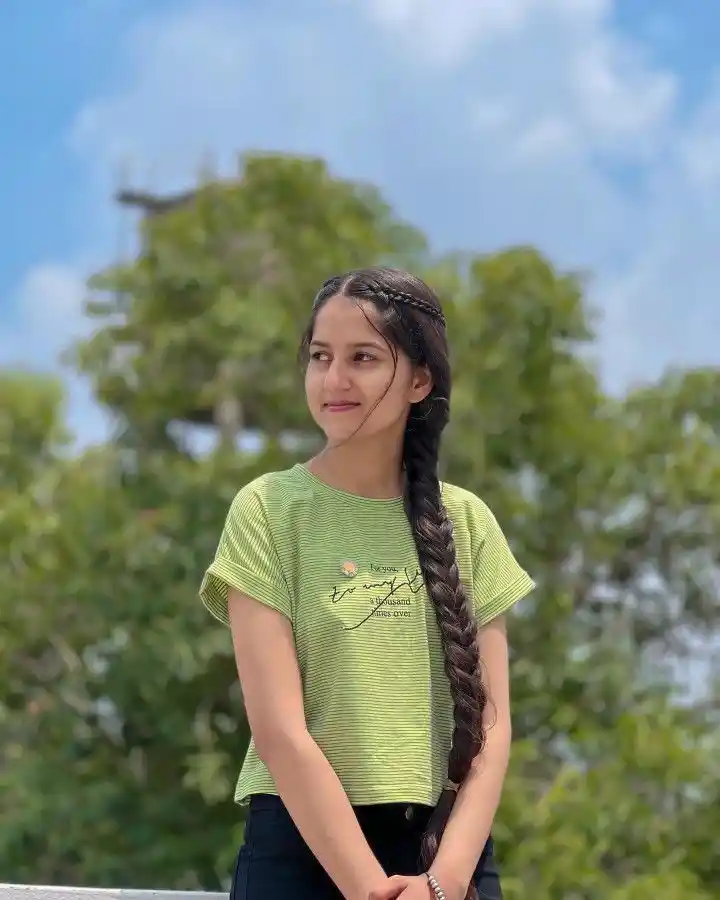 hand-cute-girl-pic-real