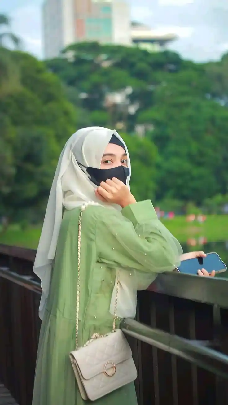 aesthetic hijab girl dp for instagram with emoji 36