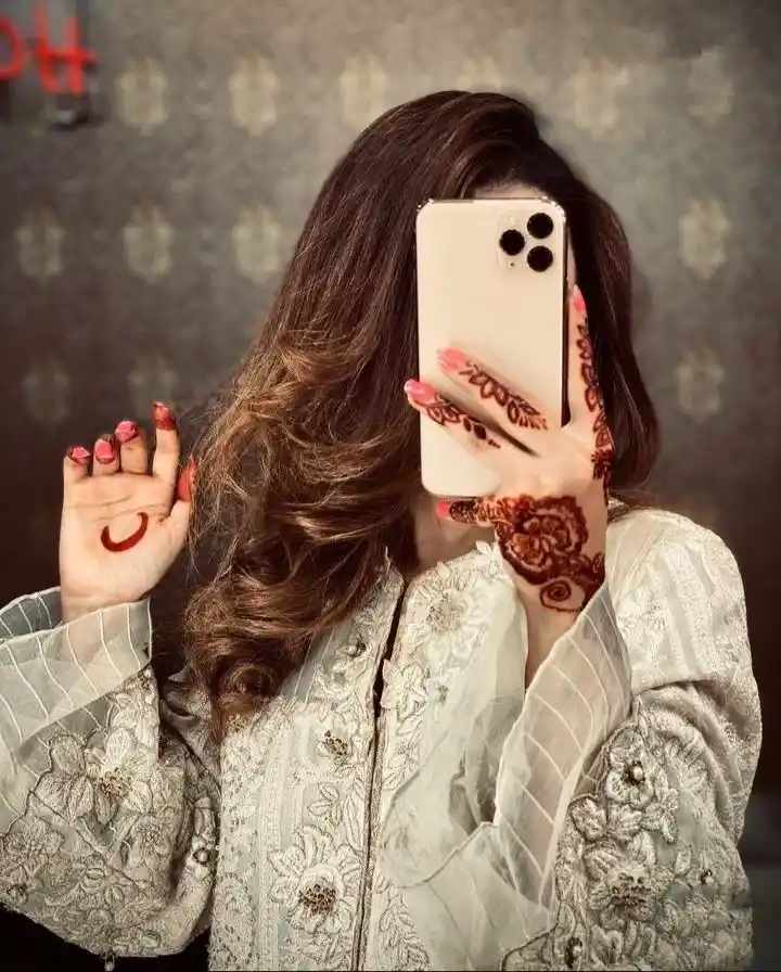 girls mirror selfie dp 22