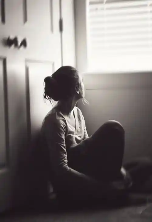 sad dp girl crying